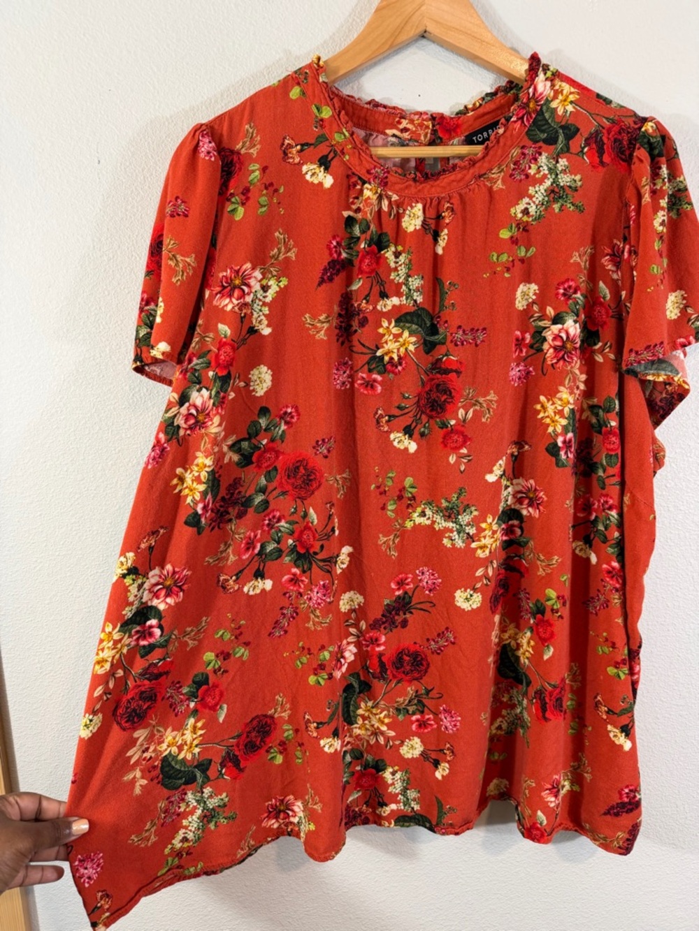 Torrid Orange Red Floral Top Size 4X Short Sleeve Ruffle Flutter Sleeve Causal - Picture 4 of 10